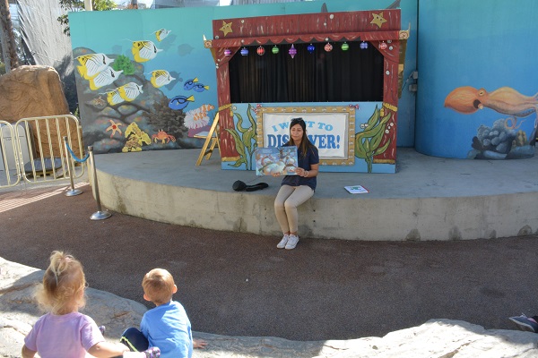 Volunteer reads stories to kids