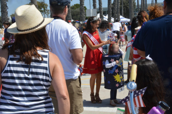 Beauty queen crowns winner of 2017 Patriotic Costume Contest at the beach